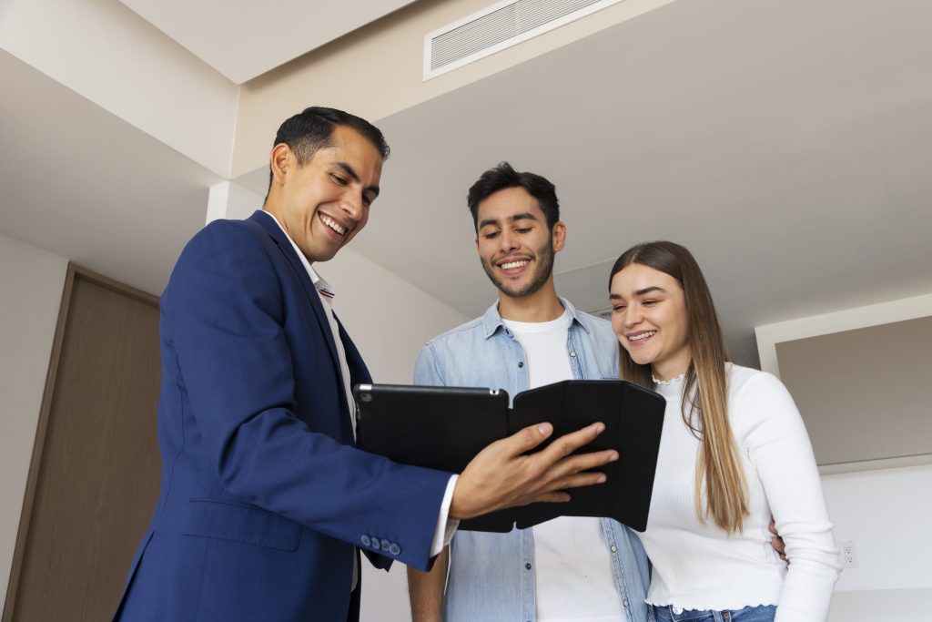 Asesora inmobiliaria conversando con una pareja